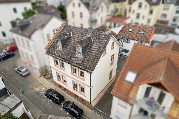 Ansicht seitlich rechts mit Zufahrt