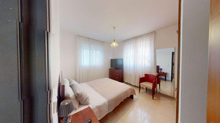 Großzügiges Schlafzimmer