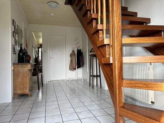 Massive Holztreppe ins DG