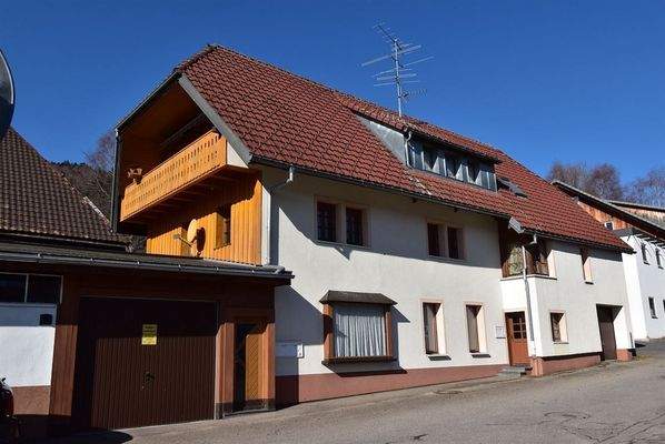 Hausansicht und Garage