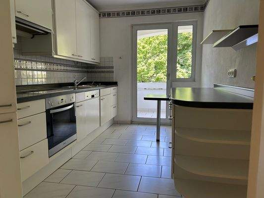 Küche mit Balkonzugang und EBK