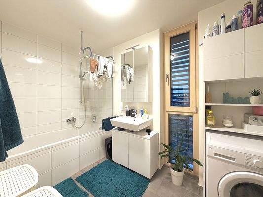 Badezimmer mit Fenster