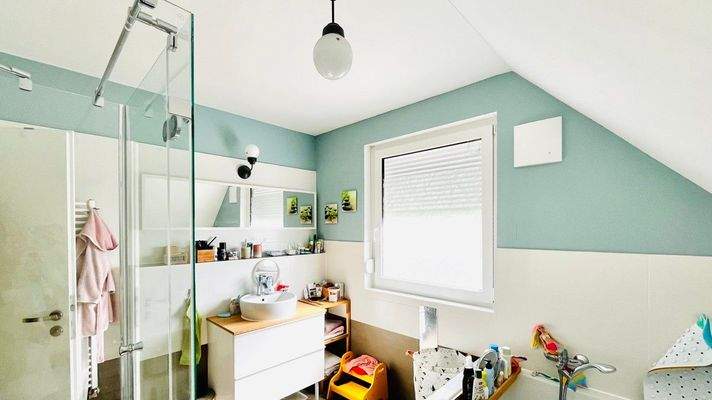 mit Dusche und Wanne