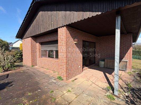 teilüberdachte Terrasse