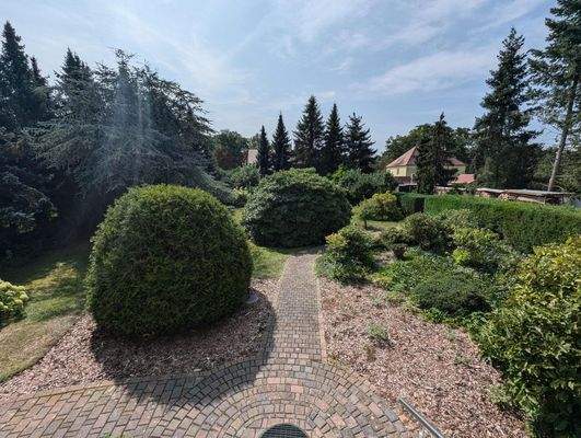 angelegter Garten auf dem Grundstück