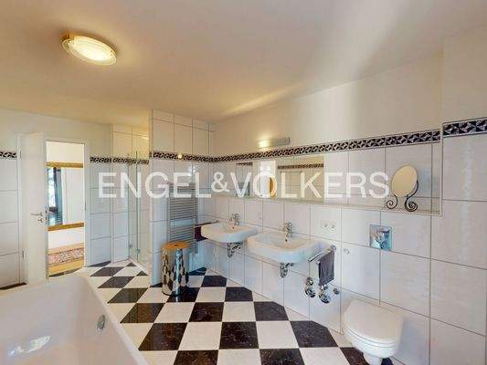 Hauptbadezimmer mit Dusche...