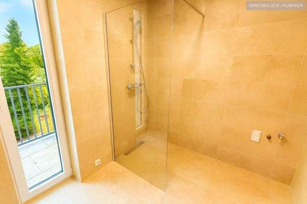 Badezimmer mit Walk-In-Dusche und Tageslicht