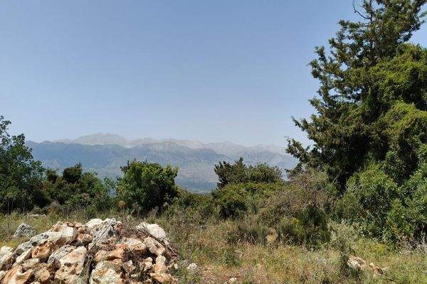 Kreta, Litsarda: Ruhiges Grundstück mit Baugenehmigung und atemberaubender Aussicht auf die Landschaft zu verkaufen