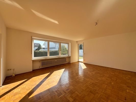 Helles Wohnzimmer & Zugang zur Terrasse