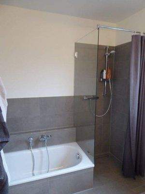 Badezimmer mit Wanne und Dusche
