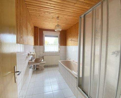 Tageslichtbad mit Wanne & Dusche