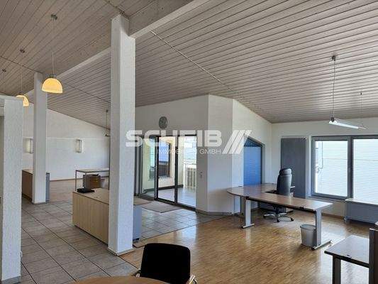 teilweise gefliest, teilweise Parkettboden