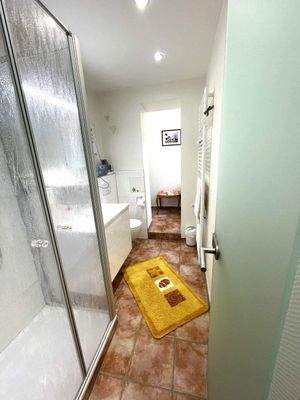 VH 2, Hochparterre: Tageslicht-Bad