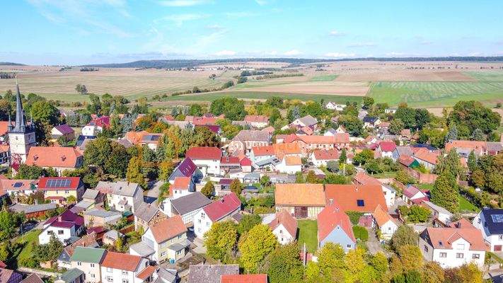 Luftaufnahme eines Dorfes