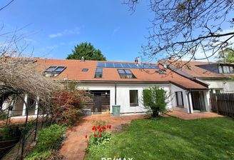 Blick vom Garten auf den Terrassenbereich