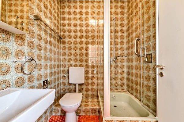 1st Floor: Bathroom 2 with shower