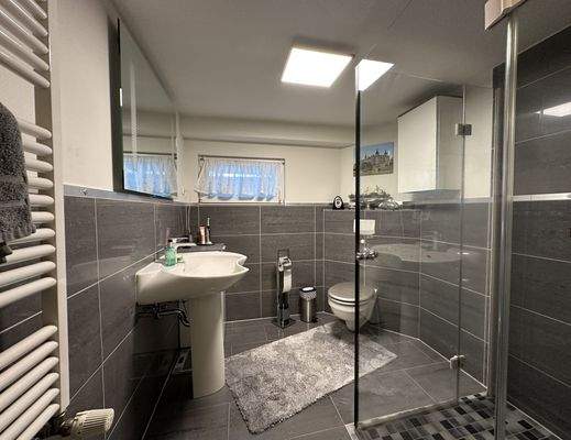 Tageslichtbad mit ebenerdiger Dusche und Fußbodenheizung