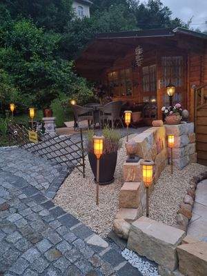 Holzhaus bei Abend.jpg