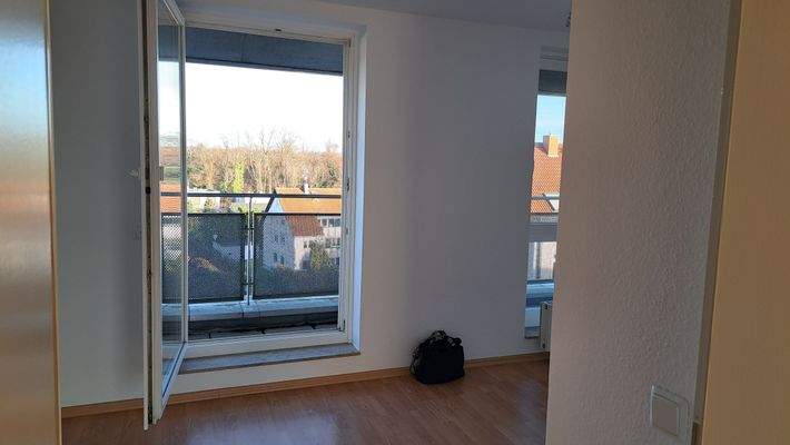 Schlafzimmer mit Zugang zum Balkon