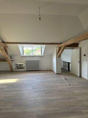 Loftbüro mit Holzdeckenbalken