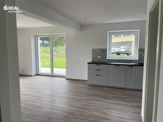 Wohnzimmer mit offener Küche
