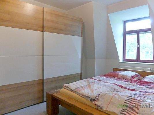 großer Kleiderschrank im Schlafzimmer