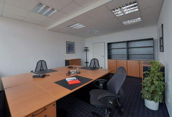 Büro mit 3 Arbeitsplätzen