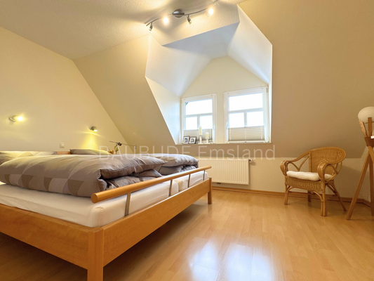 Großzügiges Schlafzimmer
