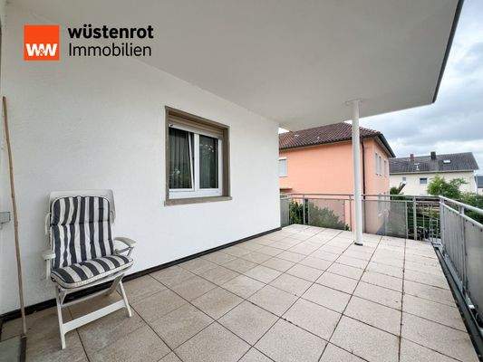 überdachter großzügiger Balkon