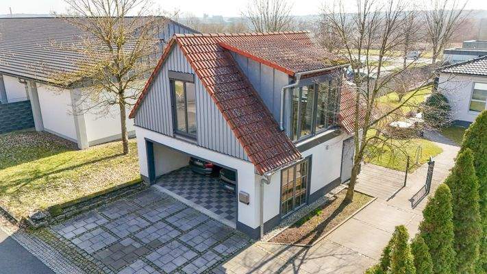 Nebengebäude mit Wohnung bzw. Büro & Doppelgarage