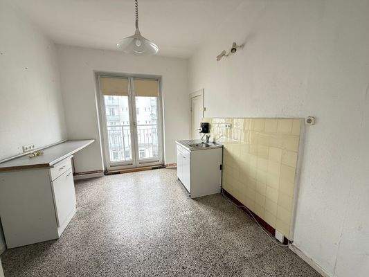 Wohnküche mit Speisekammer und Balkon