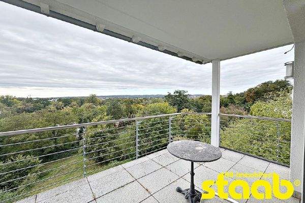 Balkon mit Blick auf Main und Schloss