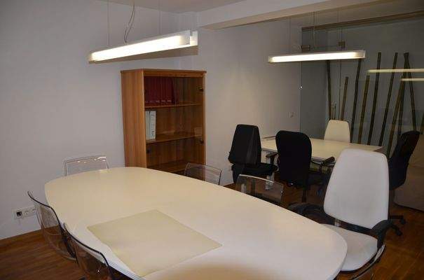 Lichtdurchfluteter Büroraum