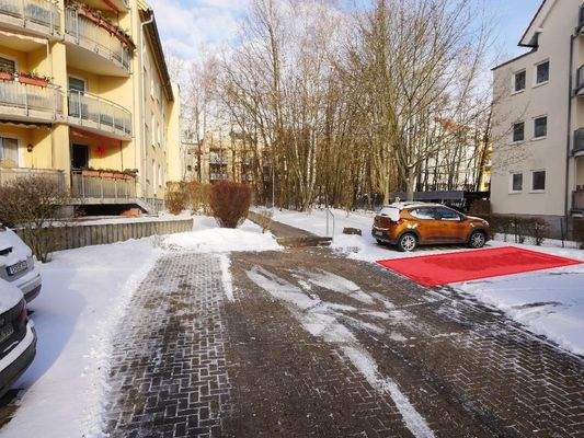  MARKIERT: Der zur Wohnung gehörende STELLPLATZ