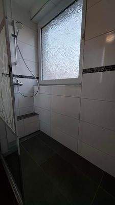 Bad mit Fenster, WC. und Dusche 25.jpg