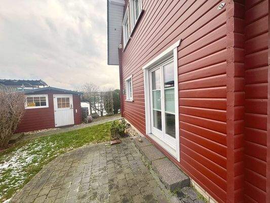 Terrasse mit Gartenhaus Ansicht