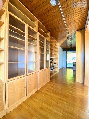 Bibliothek mit Büro