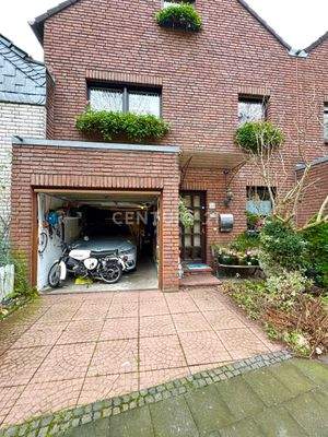 Hausfront mit Garage