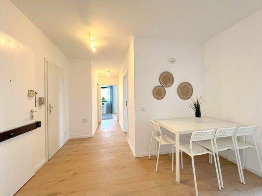 Heller Flur mit Essbereich