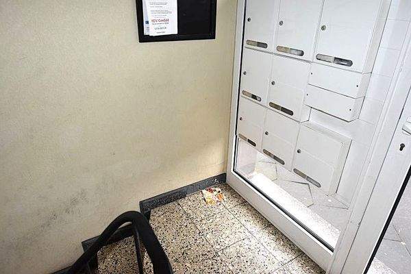 Hauseingang, 2-Zimmer-Wohnung mit Balkon zum Kauf in Düsseldorf Wersten, Frank Ewe Immobilienmakler Düsseldorf