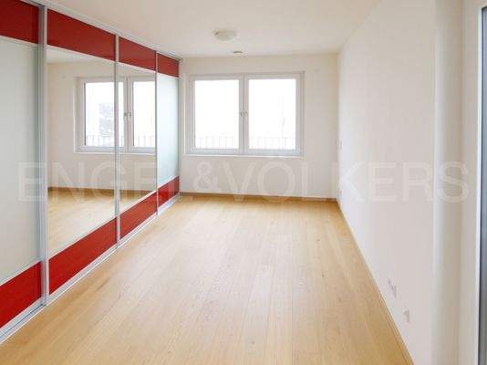 Helles Schlafzimmer mit französischem Balkon