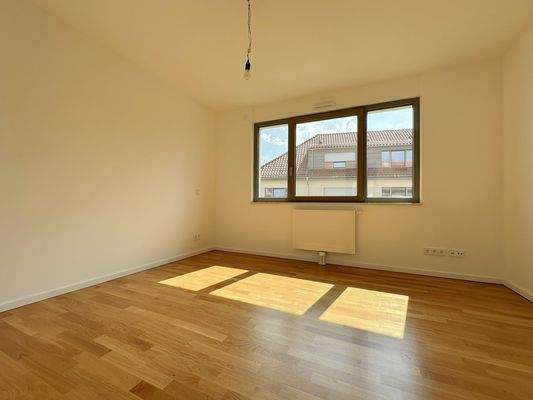 Helles Zimmer mit Holzboden