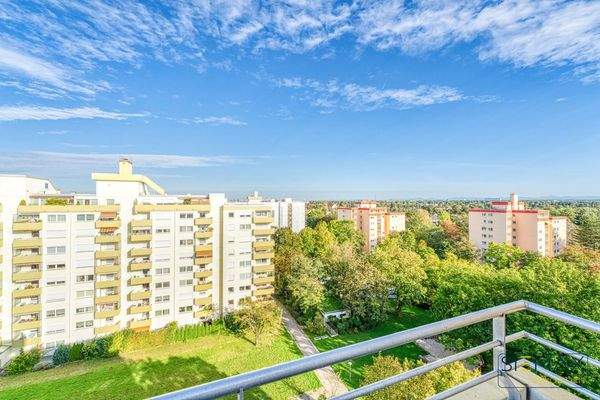 Mit Blick auf die Alpen