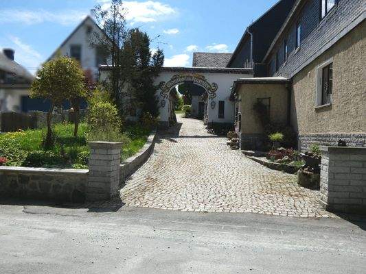 Einfahrt ins Grundstück - linksseitig kleiner Garten - rechts Wohnhaus