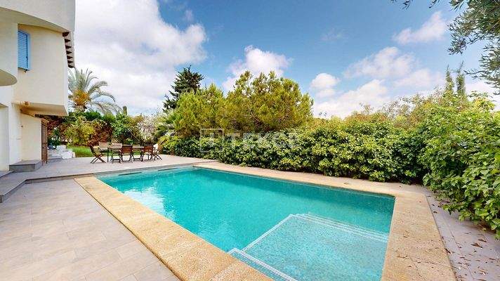 5 Bedroom Villa with Jacuzzi and Garden in Orihuela Costa