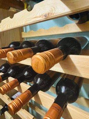 Keller mit Möglichkeit zur Weinlagerung