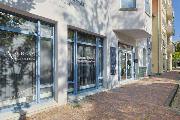 Eingang Ladeneinheit mit großer Schaufensterfront