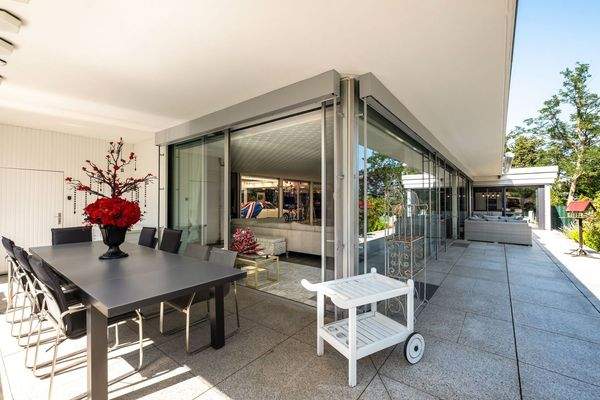 Essbereich Terrasse mit Außenkamin