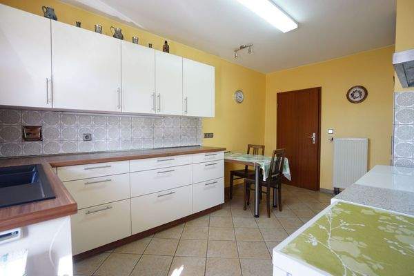 Küche mit Fliesenboden