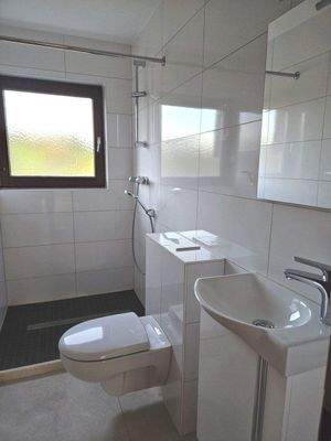 Dusche mit Fensterlüftung